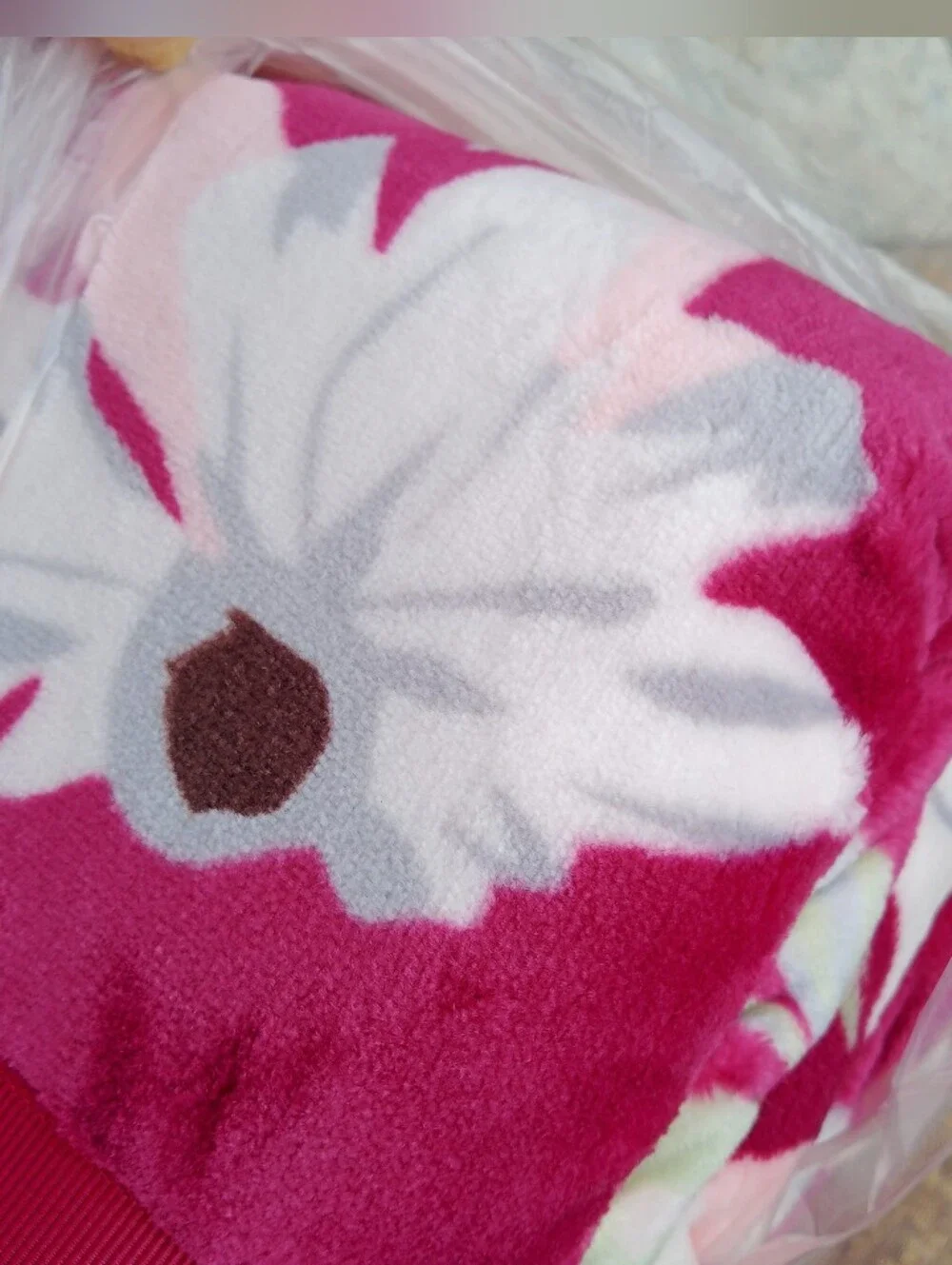 Flora Nikrooz Plush Throw with Foot Pocket NWT